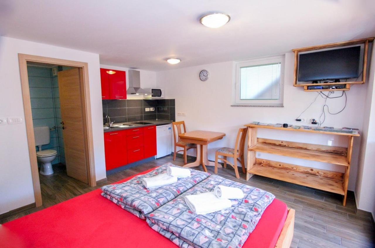 Apartmaji Pri Kozmavo - Little House ボーヒニ エクステリア 写真
